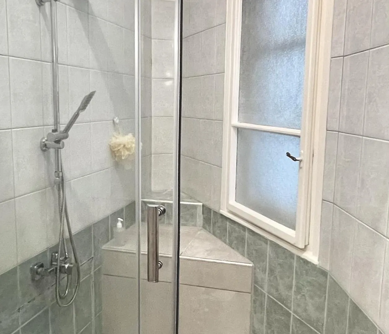 홈스테이 Cozy Top Floor Room 부다페스트 헝가리